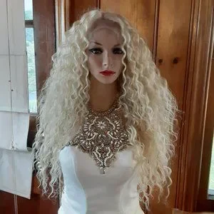 - 26” BLONDE CURLY Lace Front Wig *NWT* Honey Blonde Curly 13x4 Lace Front Wigs Human Hair Brown  main image 3